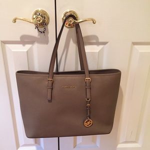 Michael Kors Jet Set Medium Tote