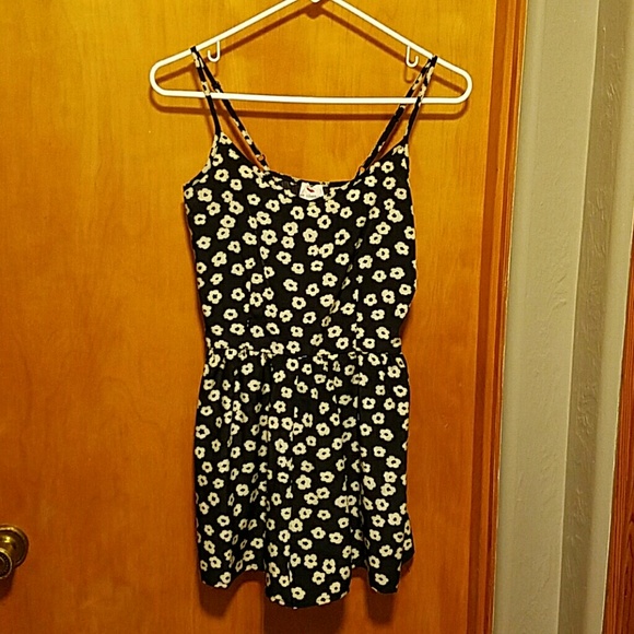 Adorable flower romper! Size XS. Urban outfitters! - Picture 1 of 4
