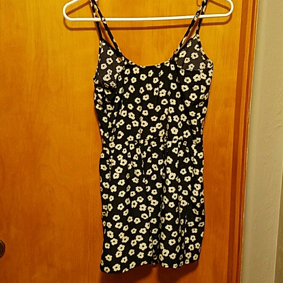 Adorable flower romper! Size XS. Urban outfitters! - Picture 3 of 4