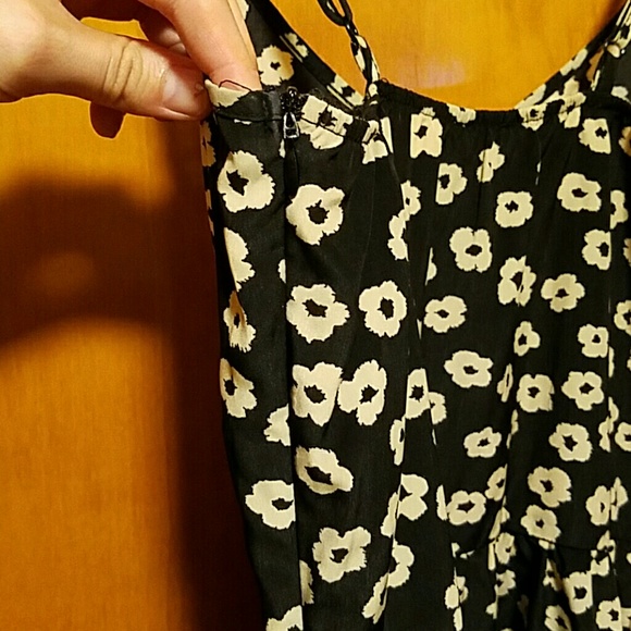 Adorable flower romper! Size XS. Urban outfitters! - Picture 4 of 4
