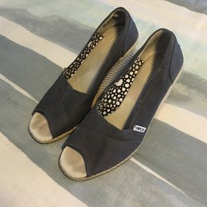 Tons gray peep toe wedge