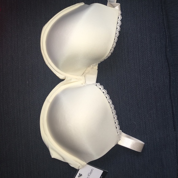Calvin Klein nwt size 36DD bra, never worn!