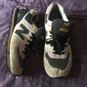 Nee Balance 574's size 9 and a half.