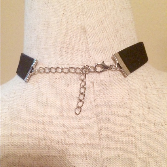 Adjustable New Black velvet choker necklace 💕 - Picture 2 of 3