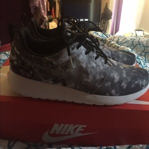 cherry blossom Nike roshes!