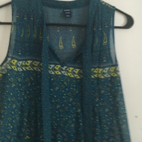 Blue, thin, patterned business top. - Picture 2 of 4