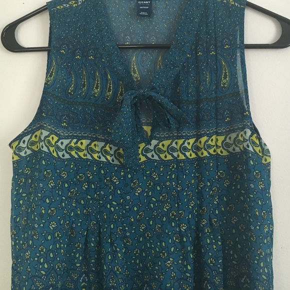 Blue, thin, patterned business top. - Picture 3 of 4