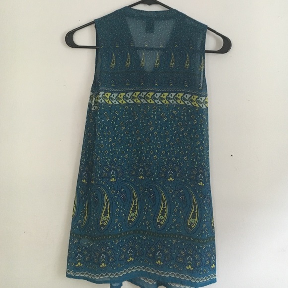 Blue, thin, patterned business top. - Picture 4 of 4