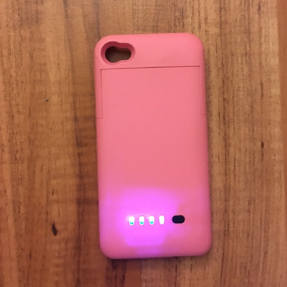 Rechargeable iPhone 4 case