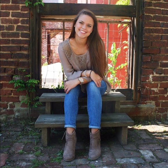 Meet your Posher, Carlee - Picture 1 of 1