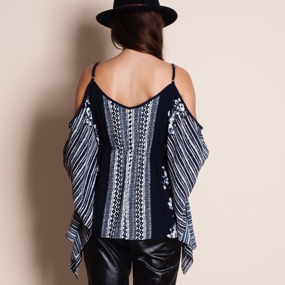 Off Shoulder Crochet Trim Printed Top - Picture 3 of 4