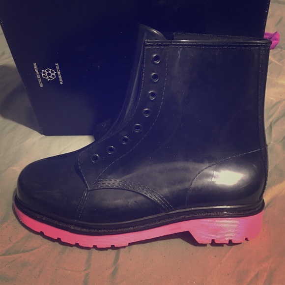 Black and hot pink rain boot