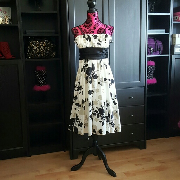 Intrigue Dresses & Skirts - New Floral Print Dress