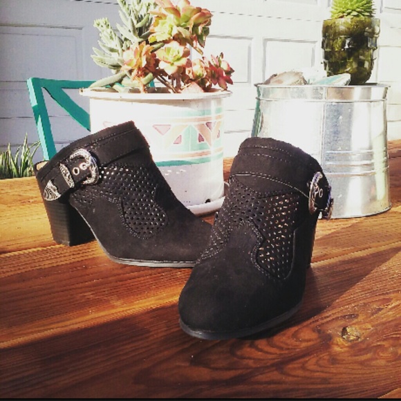 //The Willow// Black Buckled Boho Mules - Picture 2 of 4
