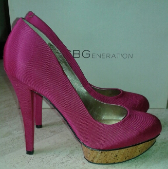 BCBG textured platform pump