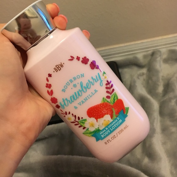 Bath and Body Works body lotion trio!💚 - Picture 3 of 4