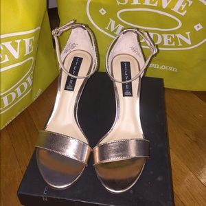 New Steven by Steve Madden Gold leather heel w/box