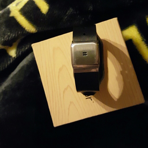 SOLD Smartwatch - Picture 3 of 4