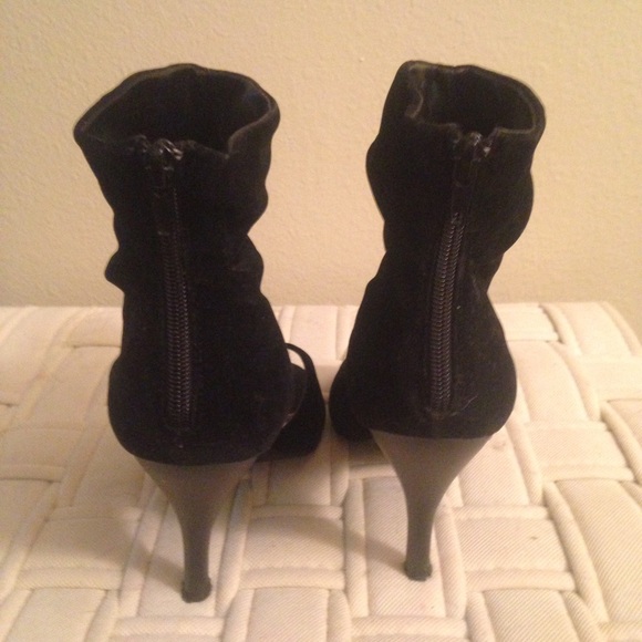 Charming Cuff Sandals - Picture 2 of 2