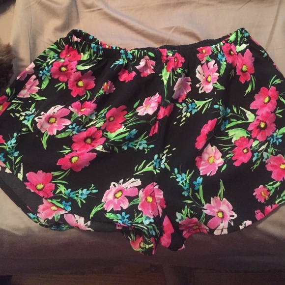 Pants - NEW Floral silky shorts