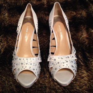 Perfect for a bride! Gianni Bini white heels 💍