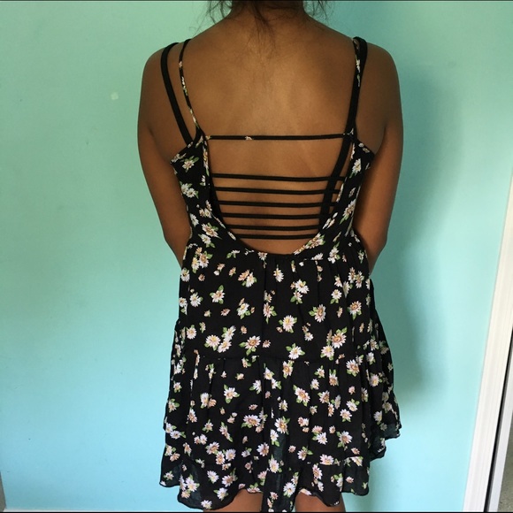 💸SOLD💸OPEN BACK FLORAL DRESS - Picture 2 of 2