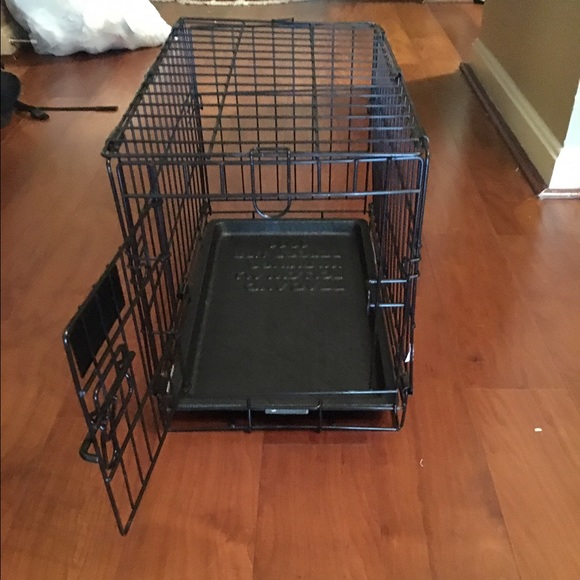 small dog crate in great condition!