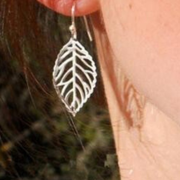 Leaf earrings, cut out pattern, gold color - Picture 3 of 3