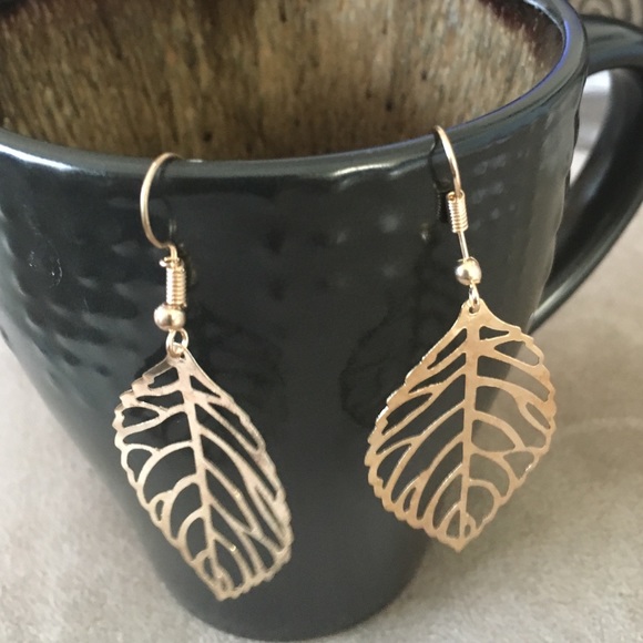 Leaf earrings, cut out pattern, gold color - Picture 2 of 3