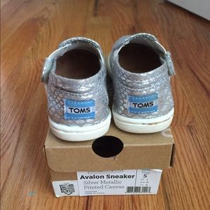 TOMS toddler shoes size 5