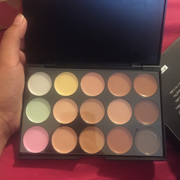 Contour kit with corrective colors
