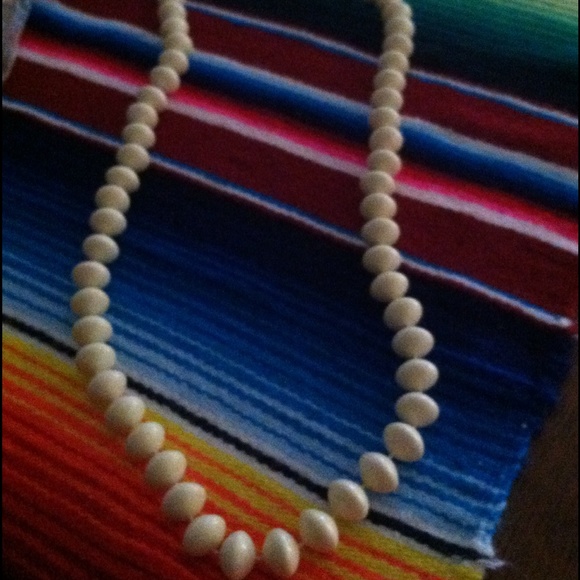 Vintage oval shape pearl color necklace
