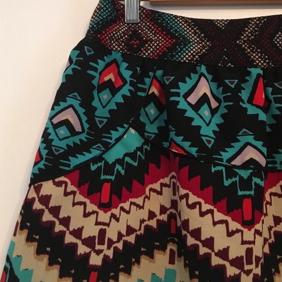 O'Neil mini skirt with cute tribal / Aztec print. - Picture 2 of 4