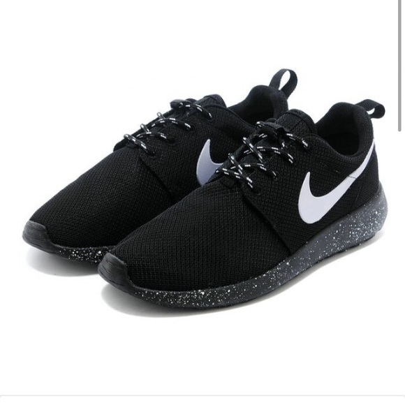 nike roshe run black oreo