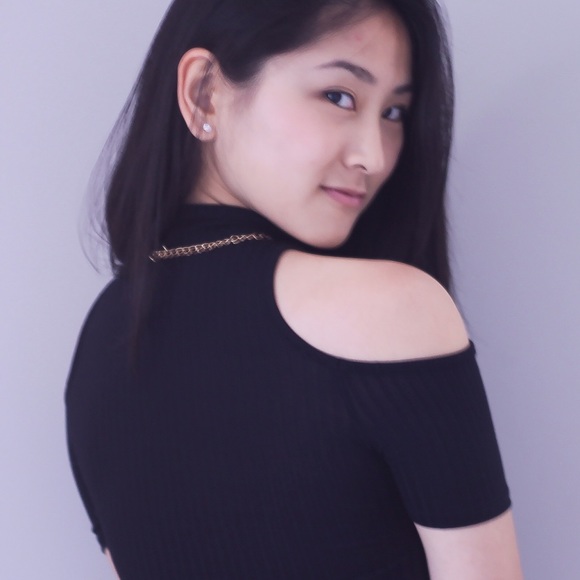 Black cut out shoulder top - Picture 4 of 4