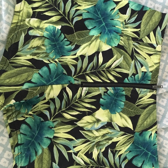 Leaf print high wasted shorts - Picture 2 of 3