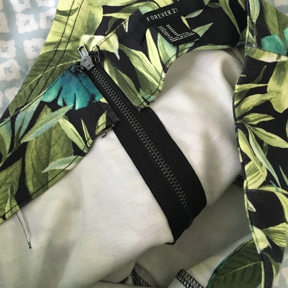 Leaf print high wasted shorts - Picture 3 of 3