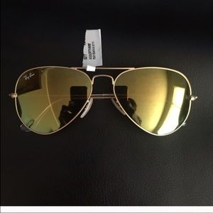 NWT Ray-Ban Authentic mirrored aviator sunglasses! NWT Ray-Ban Authentic mirrored aviator sunglasses!