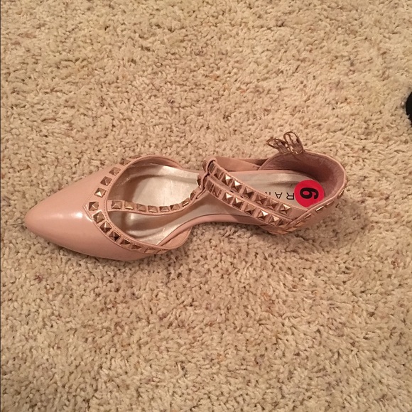 Nude/light pink flats