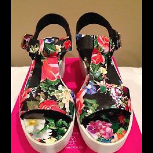 Candie’s Black Floral Platform Sandals NWT - Picture 2 of 4