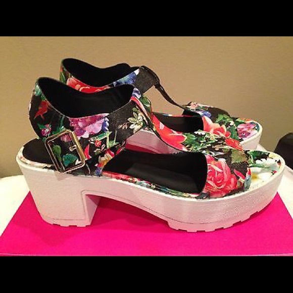 Candie’s Black Floral Platform Sandals NWT - Picture 3 of 4