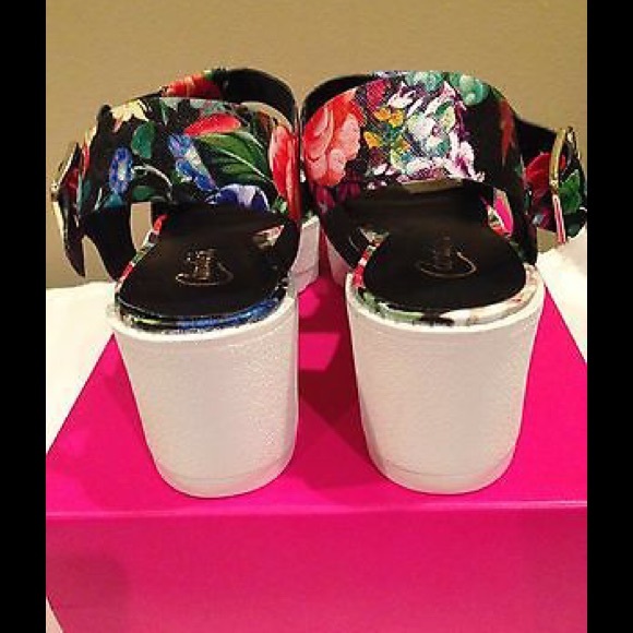 Candie’s Black Floral Platform Sandals NWT - Picture 4 of 4