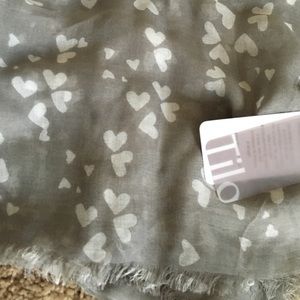 Lightweight scarf, gray with white hearts