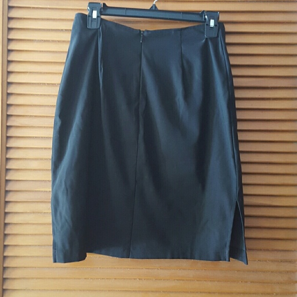 Black midi short skirt - Picture 2 of 4