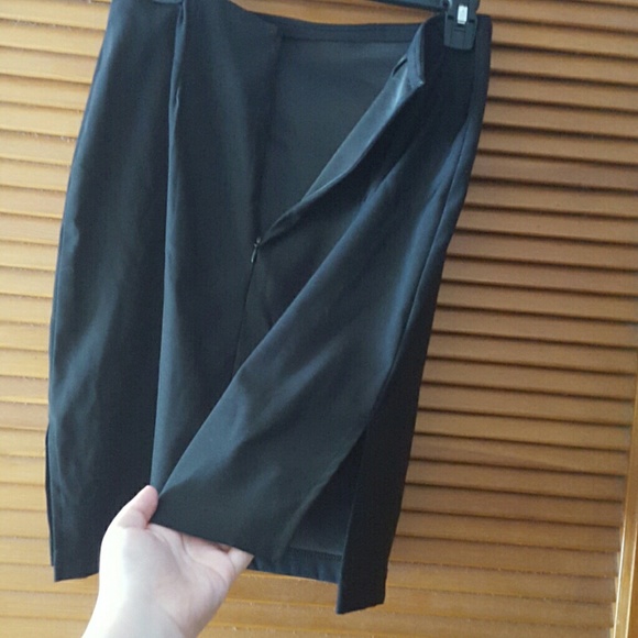 Black midi short skirt - Picture 3 of 4