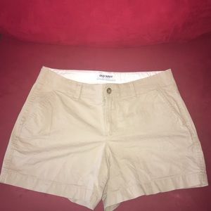💞Old Navy Khaki Bermuda shorts size 6 Woman💞
