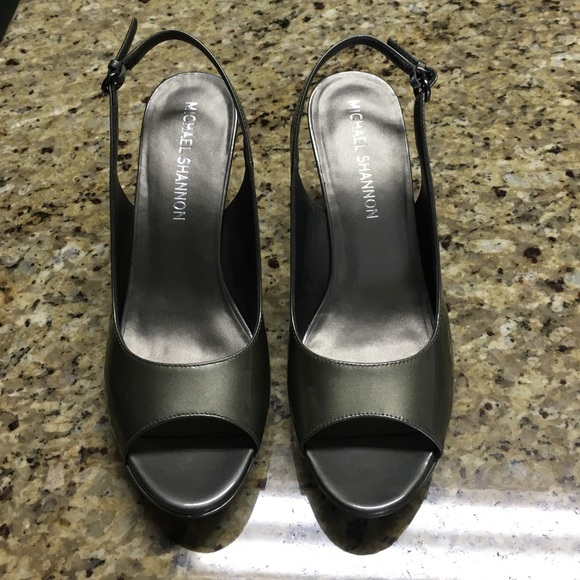 Sling-back peep toe pumps