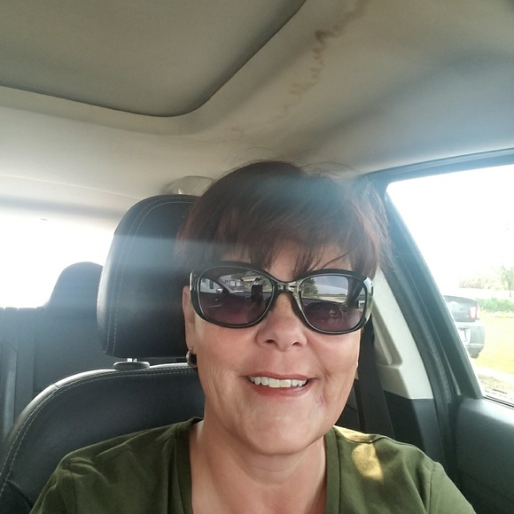 Meet your Posher, Laurie - Picture 2 of 3