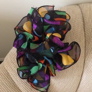 Hair clip w claw clip to hold hair