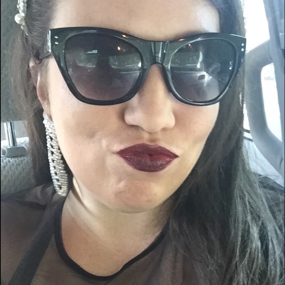 Meet your Posher, Danielle - Picture 2 of 2